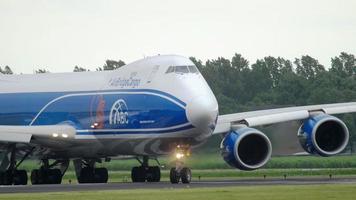 amsterdã, holanda, 25 de julho de 2017 - airbridgecargo boeing 747 vq bfe virar pista antes da partida em polderbaan 36l, aeroporto de shiphol, amsterdã, holanda video