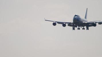 novosibirsk, federación rusa 17 de junio de 2020 - cargolux boeing 747 lx ncl ex airbridgecargo vq buu en aproximación final para aterrizar en el aeropuerto de tolmachevo, novosibirsk video