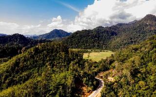 aéreo ver de un pueblo con colinas y montaña en Oeste Sumatra, Indonesia foto