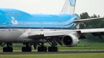 Amsterdam, de Nederland juli 25, 2017 - klm Koninklijk Nederlands luchtvaartmaatschappijen boeing 747 ph vriendje taxiën voordat nemen uit Bij polderbaan 36l, schiphol luchthaven, Amsterdam, Holland video