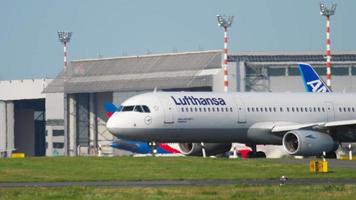 dusseldorf, Germania luglio 22, 2017 - lufthansa airbus a321 d aiuto rullaggio prima partenza. dusseldorf aeroporto, Germania video