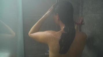 mulher lavando dela cabelo com xampu. cabelo Cuidado, beleza e bem estar conceito video
