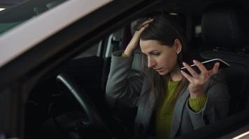 femme est en colère et dérangé sur le pilotage roue, car sa voiture cassé vers le bas video