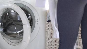 mujer obtiene lavandería desde Lavado máquina video