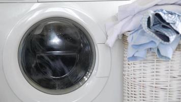 vrouw krijgt wasserij van het wassen machine video