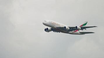 amsterdam, países bajos 25 de julio de 2017 - emiratos airbus a380 a6 eob subir después del despegue en zwanenburgbaan 36c, aeropuerto shiphol, amsterdam, holanda video
