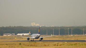 francfort-sur-le-main, allemagne 20 juillet 2017 - lufthansa airbus a319 d aili landing. Fraport, Francfort, Allemagne video