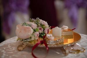 Boda estar para anillos romántico decoración con flores foto