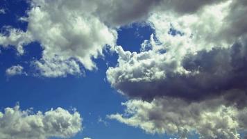 Maravilhoso nuvens comovente através céu video