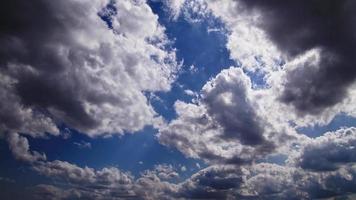 maravilloso nubes Moviente a través de cielo video