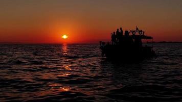 personas en el mar puesta de sol video