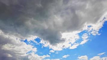 magnifique des nuages en mouvement à travers ciel video