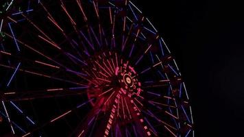 schön Ferris Rad schwingen beim Nacht im Amüsement Park video