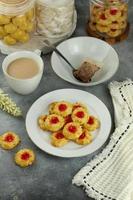 selectivo atención de impresión del pulgar galletas lleno con fresa mermelada y rallado queso. servido para eid Alabama fitr. foto