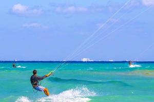 playa del carmen quintana roo mexico 2021 deporte acuático como kitesurf kiteboarding wakeboard playa del carmen mexico. foto