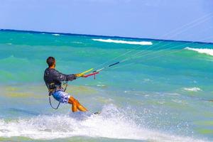 playa del carmen quintana roo mexico 2021 deporte acuático como kitesurf kiteboarding wakeboard playa del carmen mexico. foto