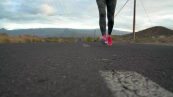corriendo Zapatos - mujer atadura zapato cordones en un Desierto la carretera en un montañoso zona video