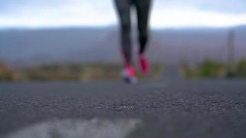 löpning skor - kvinna kvitt sko skosnören på en öken- väg i en bergig område video
