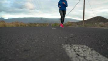 corriendo Zapatos - mujer atadura zapato cordones en un Desierto la carretera en un montañoso zona video