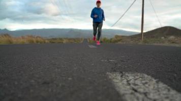 löpning skor - kvinna kvitt sko skosnören på en öken- väg i en bergig område video