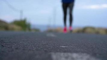 fonctionnement des chaussures - femme attacher chaussure lacets sur une désert route dans une montagneux zone video