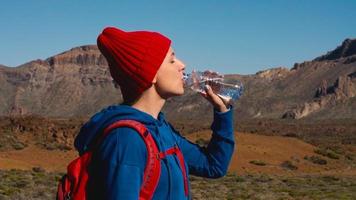 excursionismo mujer Bebiendo agua después caminata en teide, tenerife caucásico hembra turista en tenerife, canario islas video