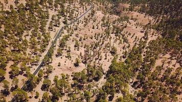 aéreo Visão do a teide nacional parque, voar sobre a montanhas e endurecido lava. tenerife, canário ilhas video