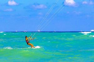 playa del carmen quintana roo mexico 2021 deporte acuático como kitesurf kiteboarding wakeboard playa del carmen mexico. foto