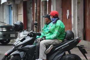 maglang, Indonesia -08 abril 2023- ojek conductores descansando en el lado de el la carretera foto