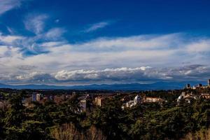 panorama de el ciudad de Madrid en un primavera soleado día foto