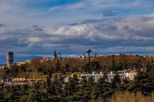 panorama de el ciudad de Madrid en un primavera soleado día foto