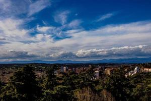 panorama de el ciudad de Madrid en un primavera soleado día foto