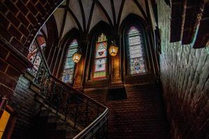 antiguo histórico ladrillo teutónico edificio pueblo salón en lebork Polonia escalera y manchado vaso foto