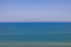 playa paisaje paz y tranquilo en un soleado calentar día foto