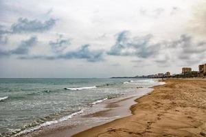 playa paisaje paz y tranquilo en un soleado calentar día foto