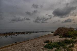 paisaje vacío rocoso playa en un nublado día España foto