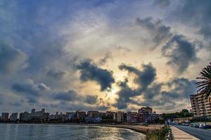 playa paisaje con puesta de sol alicante España con nubes en el cielo foto