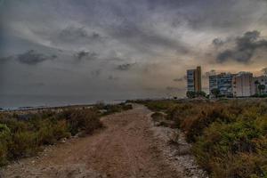 playa paisaje con puesta de sol alicante España con nubes en el cielo el campello foto