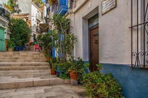histórico antiguo vistoso casas barrio Papa Noel cruz alicante España en un soleado día foto