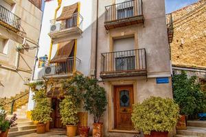 histórico antiguo vistoso casas barrio Papa Noel cruz alicante España en un soleado día foto