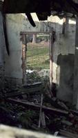 les vestiges d'un bâtiment abandonné video