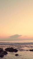 una spiaggia rocciosa durante il tramonto video