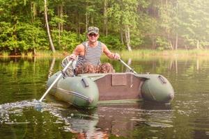 pescador en un bote foto