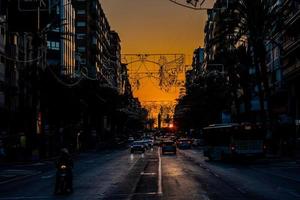 urbano paisaje puesta de sol en alicante ciudad en España en un amplio calle en noviembre foto