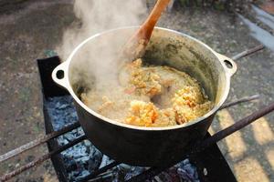 pilaf Cocinando en un fuego. foto