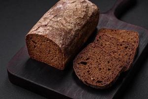 pan de Fresco crujiente marrón un pan con granos y semillas foto