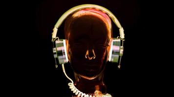 une clair verre mannequin tête avec incroyable en changeant collection de ancien écouteurs filage video