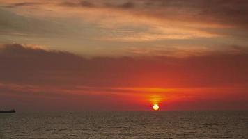 lapso de tiempo de un hermosa puesta de sol terminado el Pacífico océano, México. video