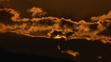 lasso di tempo del maestoso tramonto o alba paesaggio bella nuvola e cielo natura paesaggio scence. Filmati 4k. video