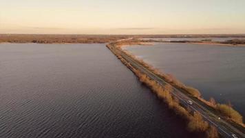 Die Straße erstreckt sich geradeaus, umgeben von Wasser video